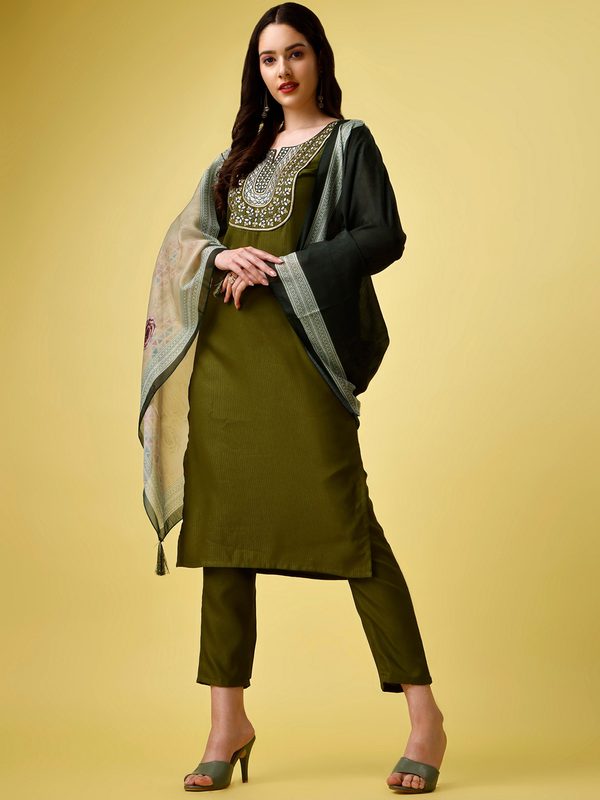 ASPORA Floral Yoke Design Notched Neck Thread Work Kurta With Trousers & Dupatta
