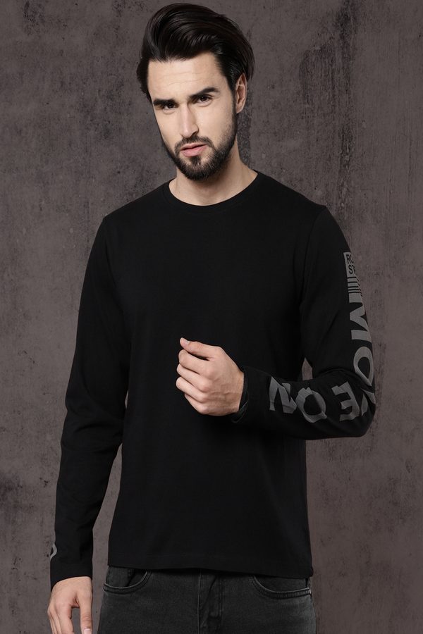 Roadster Men Black Solid Round Neck T-shirt