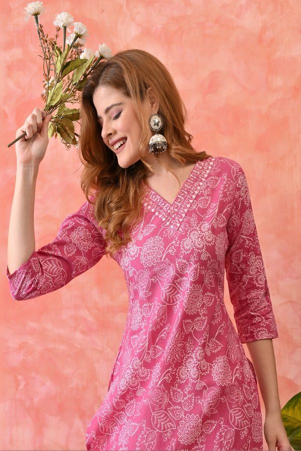 KKOUTFITS Women Floral Printed Thread Work Kurta