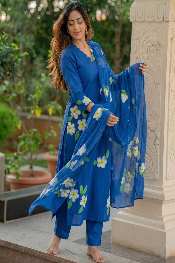 SZN Women Floral Printed Regular Kurta with Trousers & With Dupatta